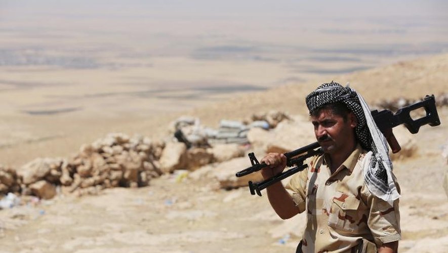 Un peshmerga kurde prend position au nord de Bashiqa (13 km de Mossoul), le 16 août 2014