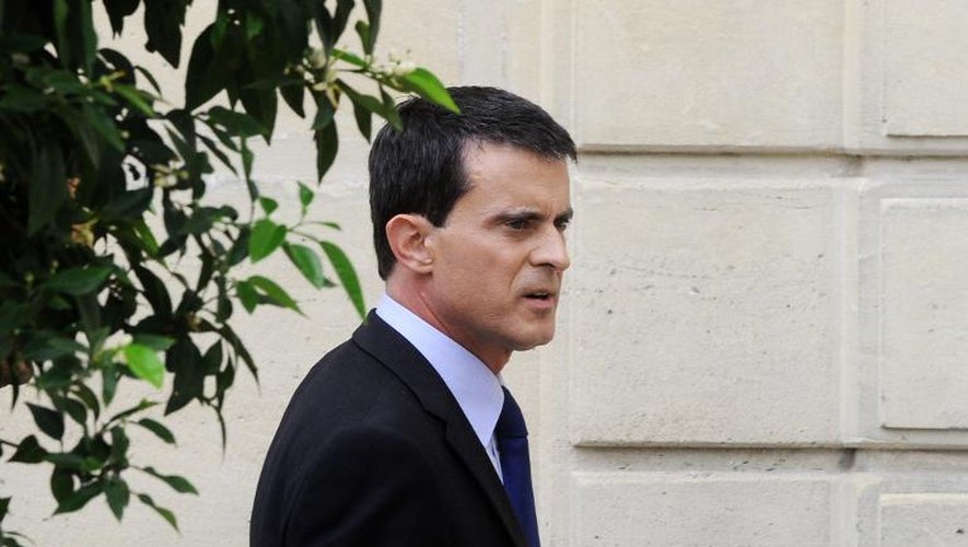 Le Premier ministre Manuel Valls quitte le Palais de l'Elysée après un séminaire gouvernemental à Paris, le 1er août 2014