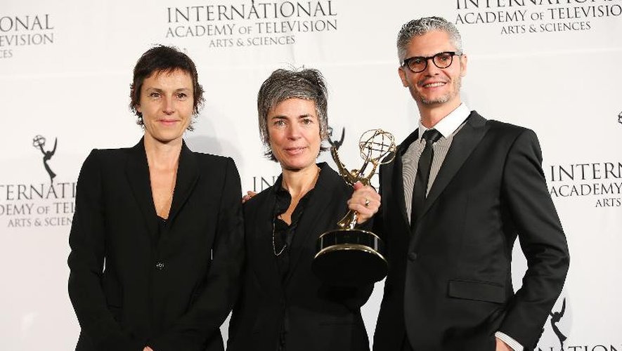 (de g à d) Les producteurs de la série "Les Revenants" Carole Scotta, Caroline Benjo et Jimmy Desmarais, récompensés lors de la 41e cérémonie des International Emmy Awards, le 25 novembre 2013 à New York