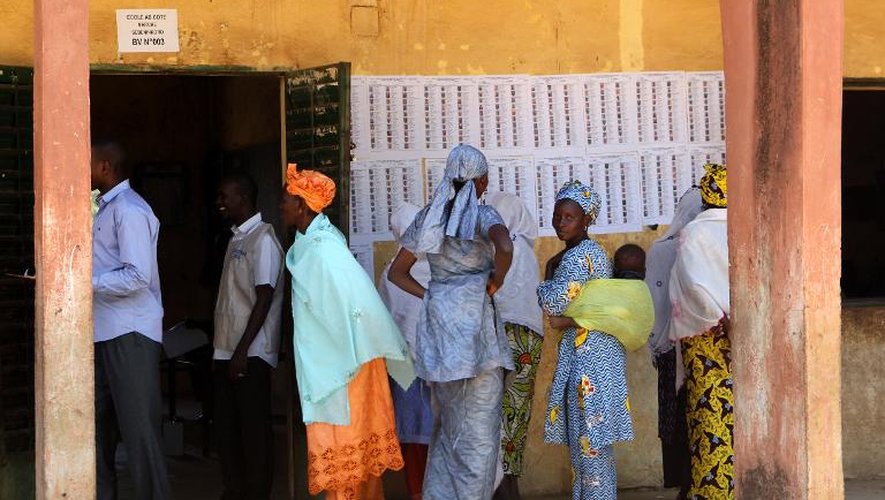 Des habitants de Bamako attendent pour voter lors des législatives, le 24 novembre 2013 au Mali