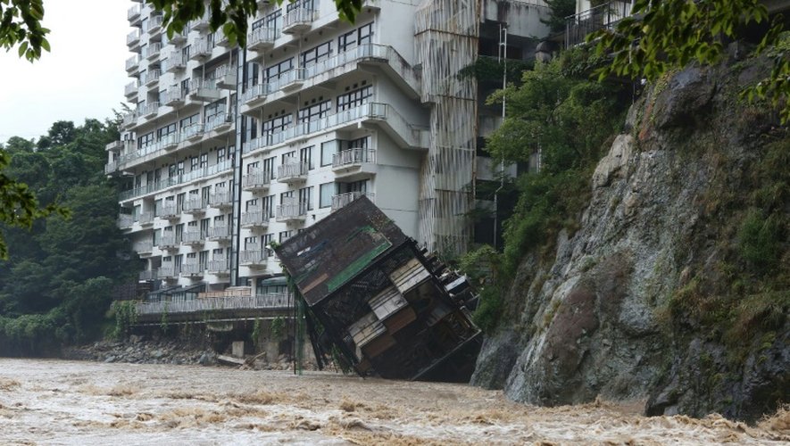Le bâtiment d'un hôtel tombe dans les eaux d'une rivière en crue, le 10 septembre 2015 à Nikko, au nord de Tokyo