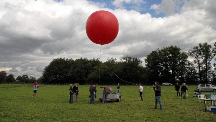 Le lancement du ballon rouge au lieu-dit «le Bosc», lieu du projet d’implantation des quatre aérogénérateurs.