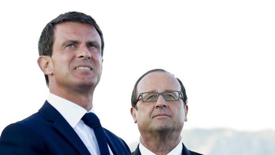 Le Premier ministre Manuel Valls et le président François Hollande, le 15 août 2014 lors du passage de la patrouille de France à Toulon