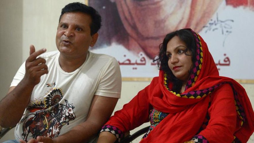 Un couple pakistanais inter-religieux, Naadir Maan et sa femme Saba, le 9 mai 2014 dans leur appartement de Faisalabad