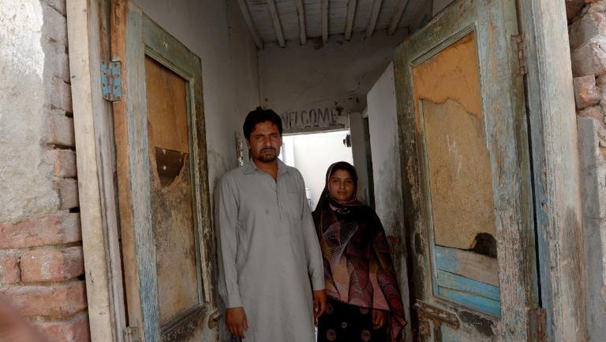 Un couple pakistanais inter-religieux, Bushra Parveen chrétienne et son mari Riaz Masih, devant l'entrée de leur appartement, le 9 mai 2014 à Faisalabad
