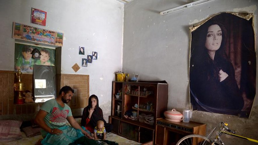 Shamaun Anwar, Pakistanais chrétien et sa femme Nadia, née musulmane mais convertie pour le mariage, dans leur appartement de Faisalabad, le 9 mai 2014