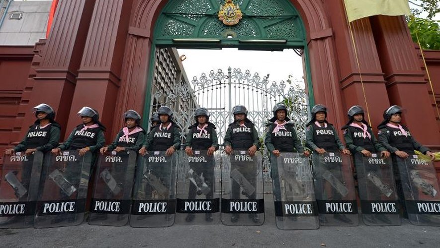 La police anti-émeutes devant le parlement thaïlandais à Bangkok, le 26 novembre 2013