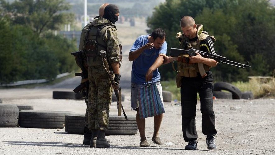 Des soldats ukrainiens ont arrêté un homme soupçonné d'être un espion à un point de passage à côté de Debaltseve (région de Donetsk), le 16 août 2014