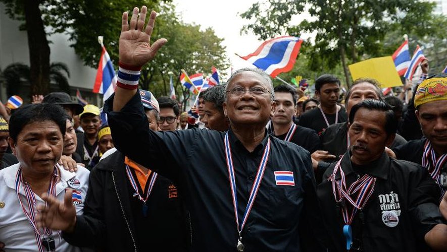 Suthep Thaugsuban, l'un des leaders des manifestants qui occupent le ministère des Finances, le 25 novembre 2013 à Bangkok