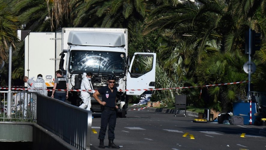 Des forces de l'ordre le 15 juillet 2016 autour du camion utilisé dans l'attentat de Nice, sur la Promenade des Anglais à Nice la veille