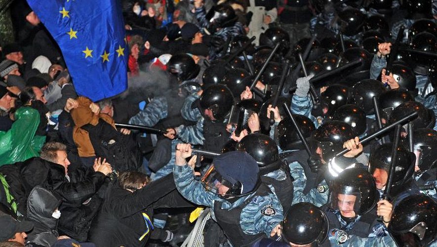 Heurts entre policiers et manifestants, le 25 novembre 2013 à Kiev, en Ukraine