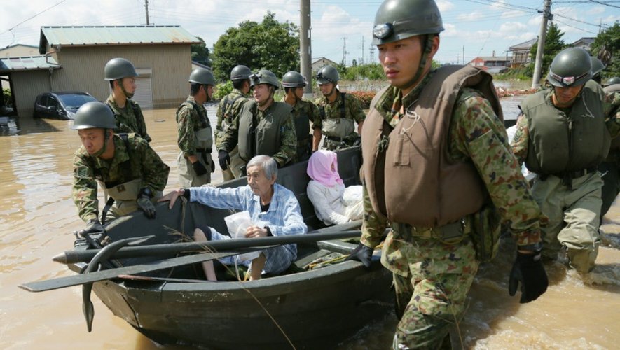 Une vieille dame évacuée par l'armée le 11 septembre 2015 à Joso dont les rues sont inondées