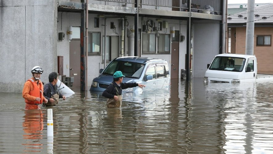 Des sauveteurs dans une rue inondée le 11 septembre 2015 à Osaki