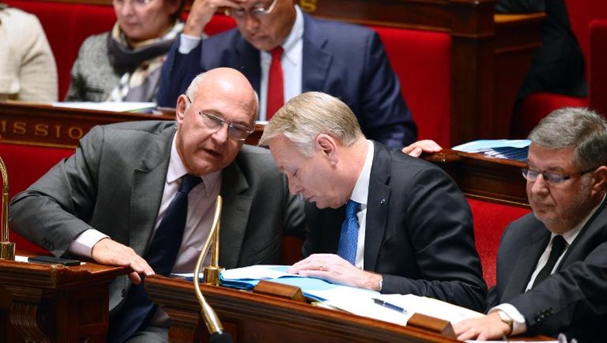 Le ministre du Travail Michel Sapin à l'Assemblée nationale, auprès du Premier ministre Jean-Marc Ayrault, le 19 novembre 2013