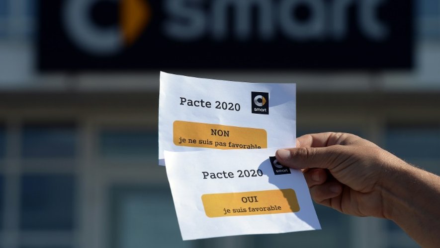 Les deux bulletins de vote entre lesquels les employés de l'usine Smart France à Hambach (Moselle) devront choisir, le 10 septembre 2015