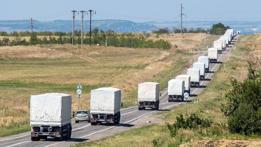 Un convoi russe de camions humanitaires s'approche du point de passage à la frontière avec l'Ukraine, le 17 août 2014