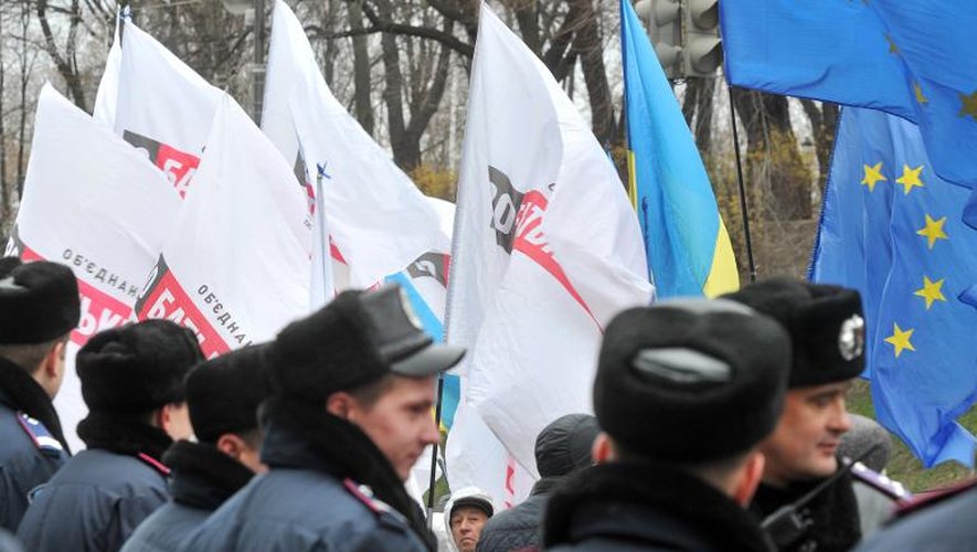 Des forces de sécurité face à des manifestants pro-européens, le 26 novembre 2013 à Kiev, en Ukraine