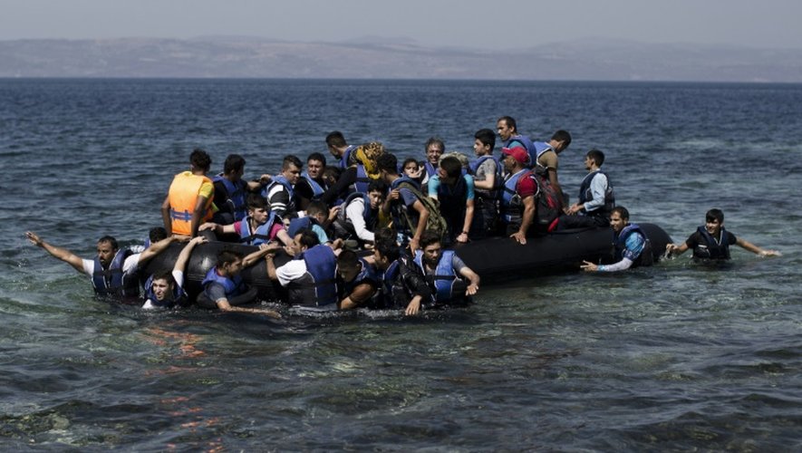 Des réfugiés arrivent sur les côtes de l'île de Lesbos, en Grèce, le 11 septembre 2015