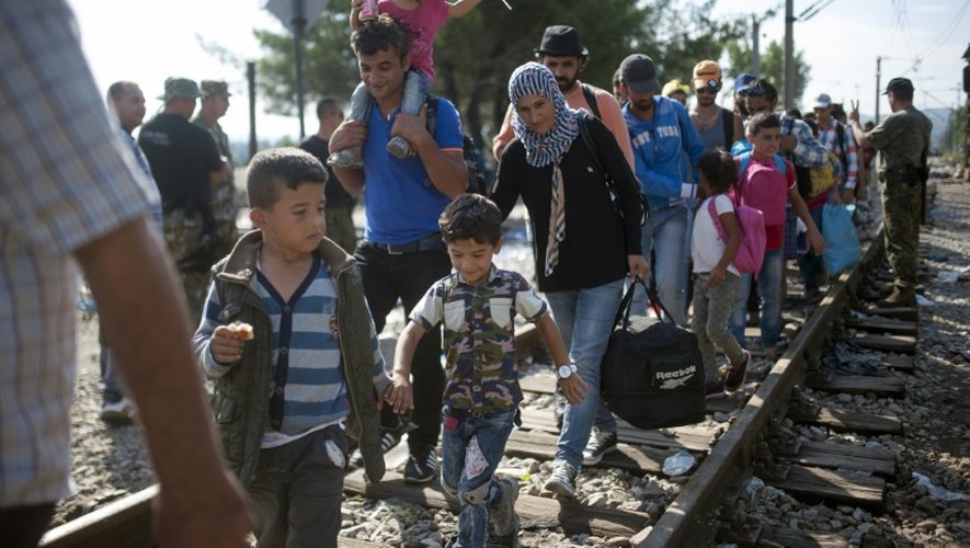 Des migrants passent la frontière entre la Grèce et la Macédoine le 11 septembre 2015 près de la ville de Gevgelija