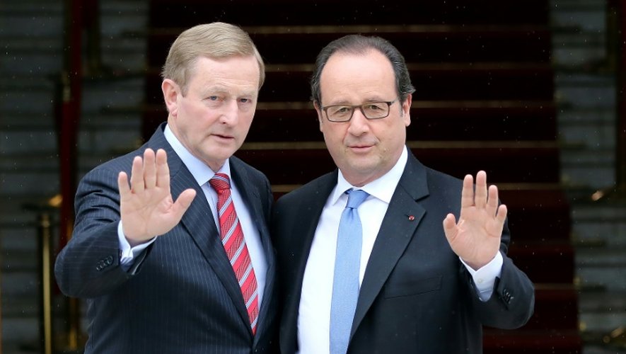 Le Premier irlandais Enda Kenny (g) accueille  François Hollande à Dublin le 21 juillet 2016