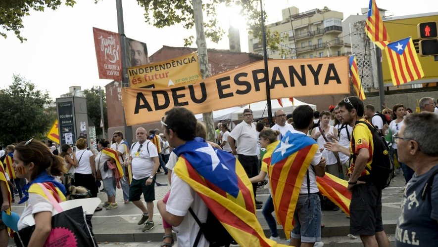 Une banderole "Adieu l'Espagne" est brandie le 11 septembre 2015 dans le cortège des manifestants pour l'indépendance de la Catalogne, à Barcelone