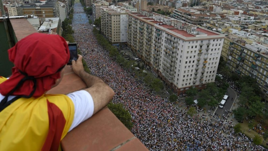 Des centaines de milliers d'indépendantistes manifestent dans Barcelone, en soutien aux listes prônant la sécession de la Catalogne, le 11 septembre 2015