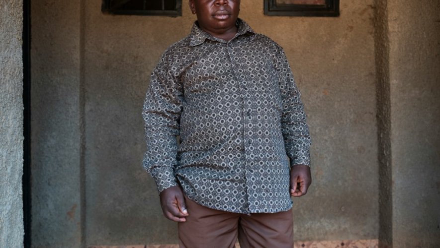 L'ancien otage Isaac Kavusa Vukol pose devant son commerce à Kayna, dans l'Est de la République démocratique du Congo, le 15 juillet 2016