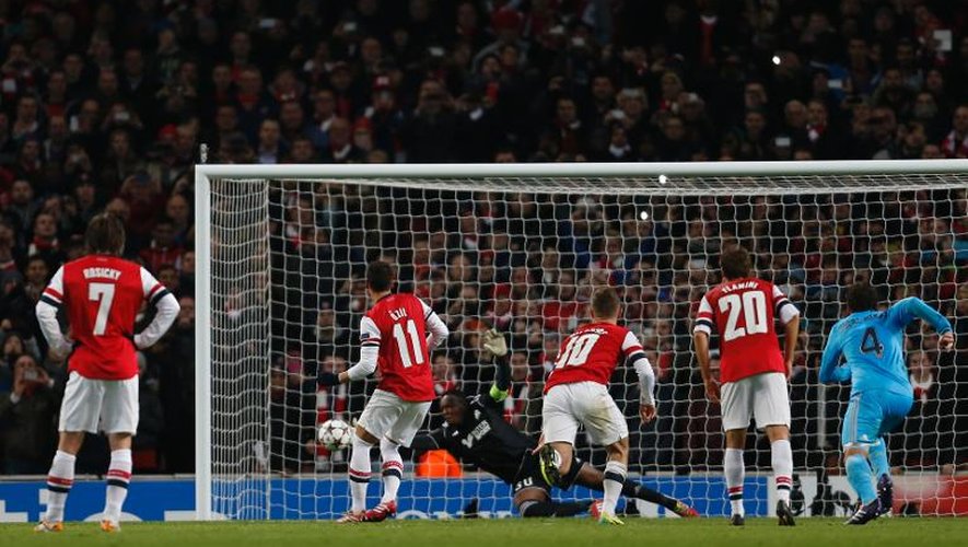 Le gardien de l'OM Steve Mandanda arrête le penalty du milieu de terrain d'Arsenal Mesut Özil, le 26 novembre 2013 à l'Emirates Stadium