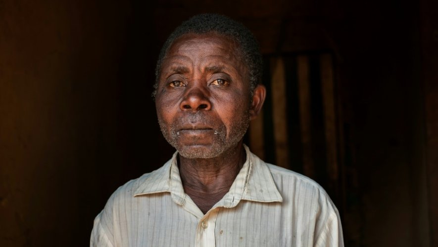 L'ancien otage Floribert Kambale Safari pose devant sa maison à Kayna, en République démocratique du Congo, le 15 juillet 2016