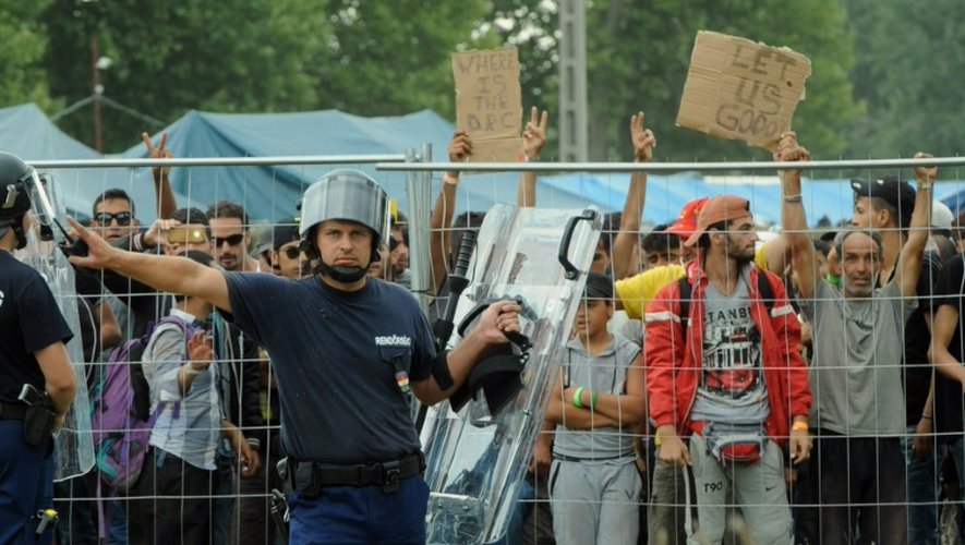 Des policiers devant un camp de réfugiés le 4 septembre 2015 à Roszke en Hongrie