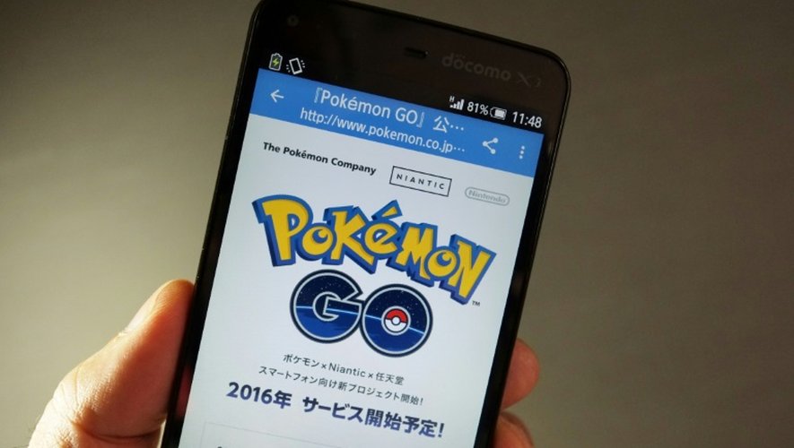 Le jeu Pokémon Go sur un téléphone portable à Tokyo le 13 juillet 2016