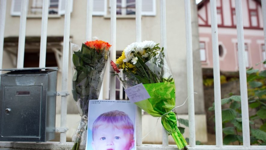 Photo prise le 28 novembre 2011 montrant une photo du petit Bastien devant la maison de ses grands-parents à Germigny-l'Evêque, à l'est de Paris