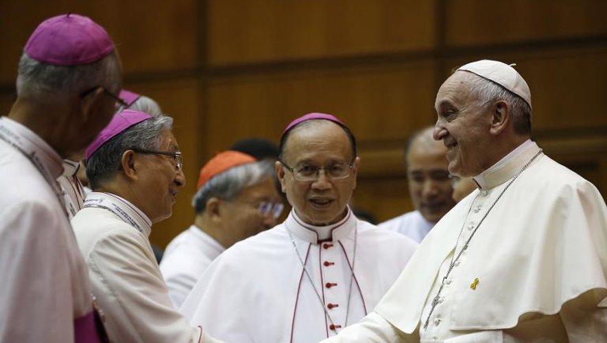 Le pape François salue le 18 août 2014 les évêques coréens avant son départ de Séoul