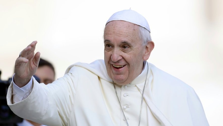 Le pape François à son arrivée place Saint Pierre le 9 septembre 2015 à Rome