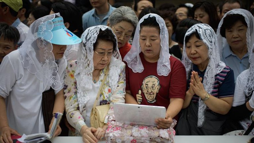 Des Sud-Coréennes prient le 18 août 2014 lors d'une messe célébrée par le pape François en la cathédrale Myeongdong de Séoul