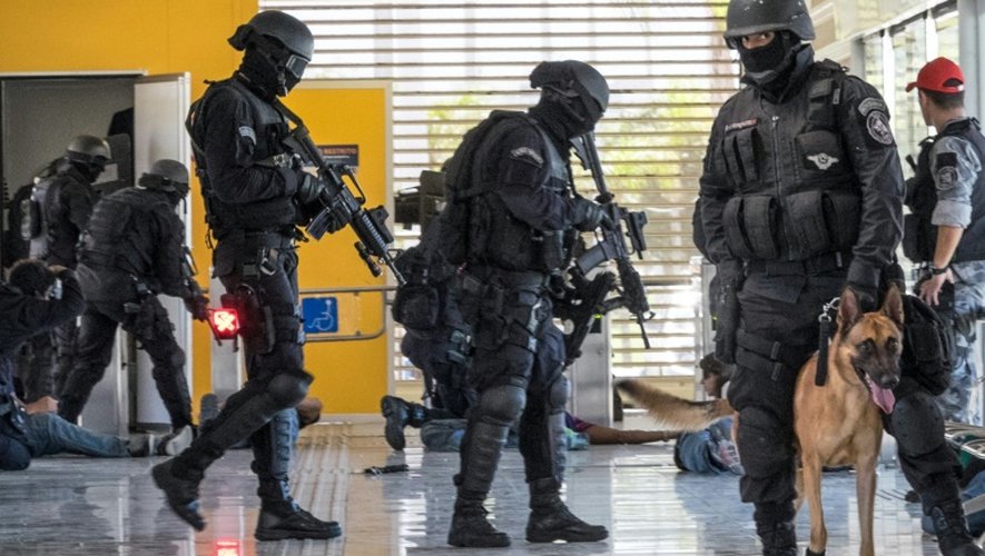 La police militaire brésilienne lors d'un exercice de simulation d'une prise d'otages dans une station de bus de Rio de Janeiro, le 11 février 2015