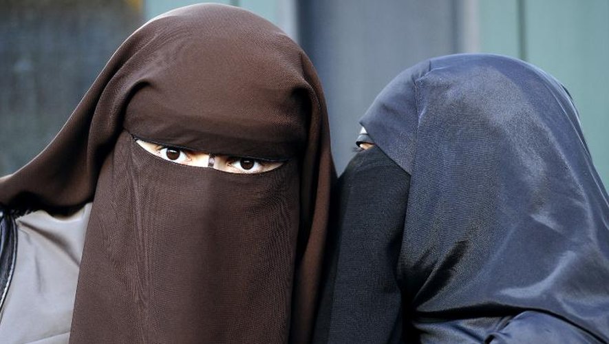 Deux femmes portant le niqab, le 12 décembre 2011 à Paris