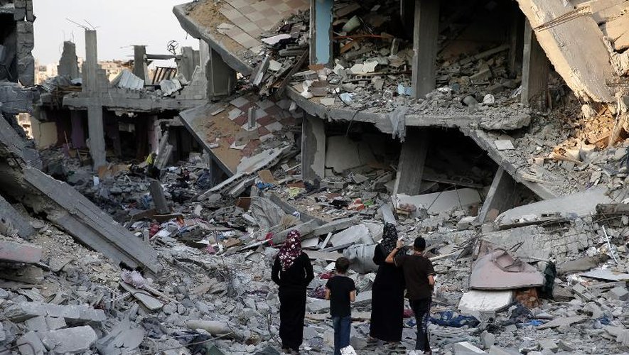 Des Palestiniens déambulent le 17 août 2014 dans les décombres de la bande de Gaza