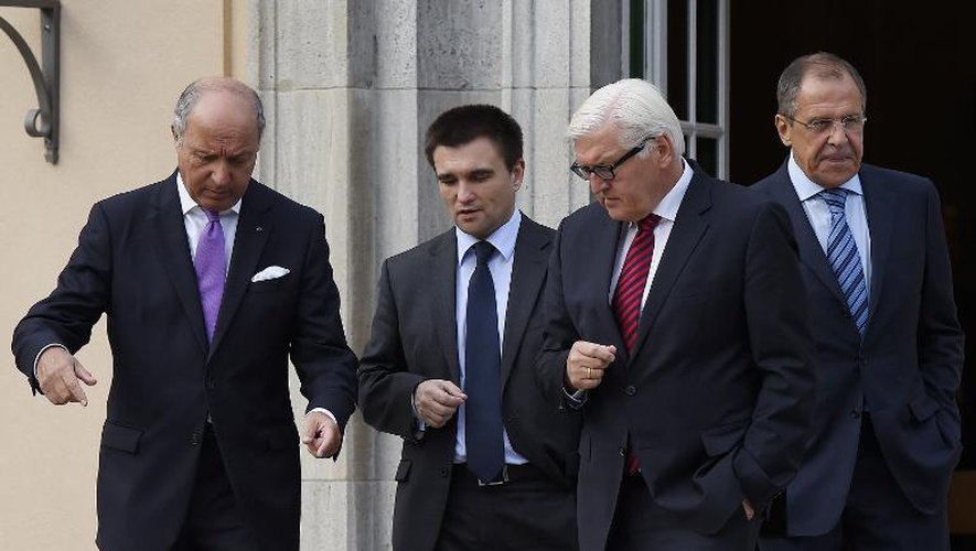 Les ministres des Affaires étrangères de France, Laurent Fabius (g), d'Ukraine (2è g) Pavlo Klimkin, d'Allemagne Frank-Walter Steinmeier (2e d) et de Russie Sergei Lavrov (d) lors d'une rencontre à Berlin le 17 août 2014