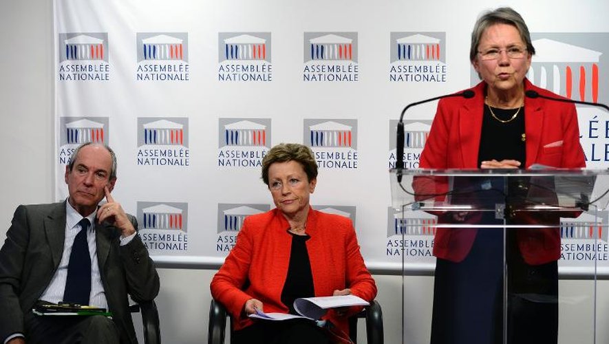 Les parlementaires Guy Geoffroy (g), Maud Olivier (c) et Catherine Coutelle lors d'une conférence de presse sur la pénalisation des clients de prostituées, le 26 novembre 2013 à Paris