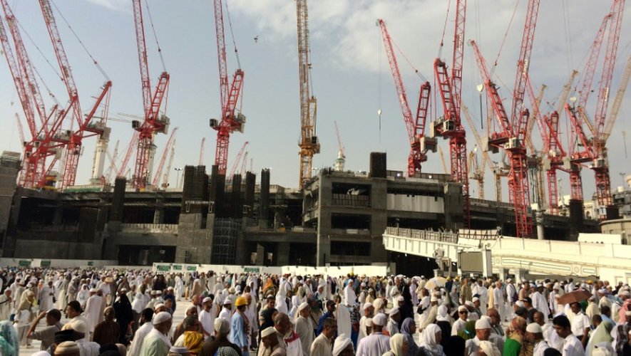 Les pèlerins à La Mecque marchent entourés de grues le 12 septembre 2015