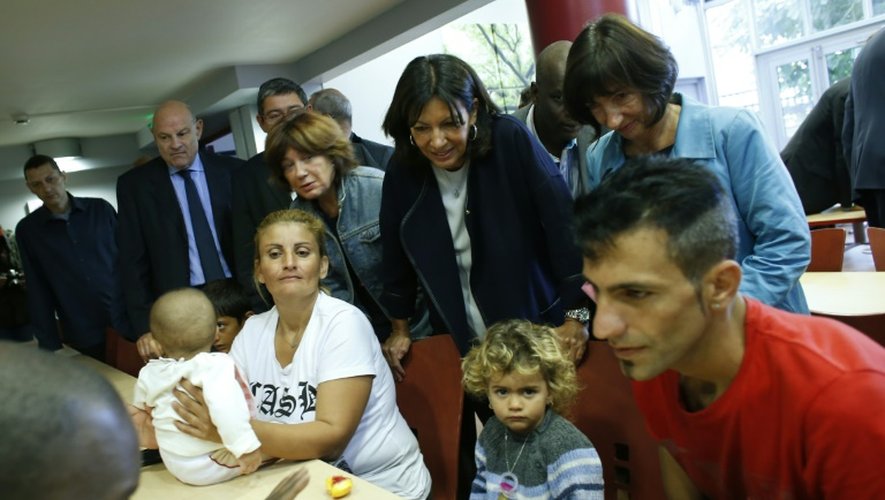 La maire de Paris, Anne Hidalgo (c), lors de l'accueil de réfugiés syrien dans un centre du XIIIe arrondissement de Paris, le 11 septembre 2015