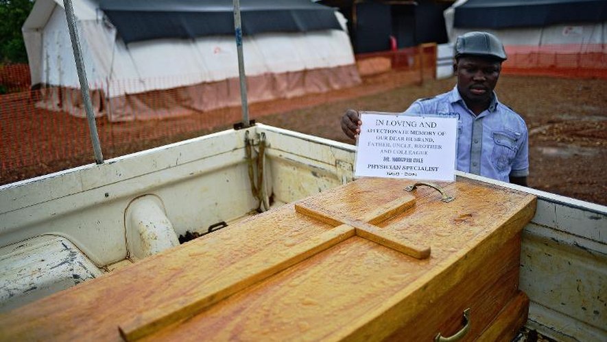Le cercueil du docteur Modupeh Cole, mèdecin sierra-léonais, décédé le 14 août 2014 de la fièvre Ebola dans le centre de traitement  de Médecins sans frontières (MSF) à Kailahun, dans l'est du pays