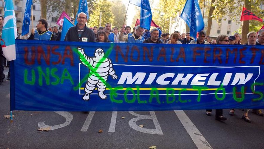 Des employés du site Michelin de Joué-les-Tours (Indre-et-Loire) manifestent à Tours, le 24 octobre 2013
