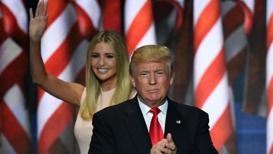 Le candidat républicain Donald Trump et sa fille Ivanka quittent la scène de la convention républicaine à Cleveland, le 21 juillet 2016