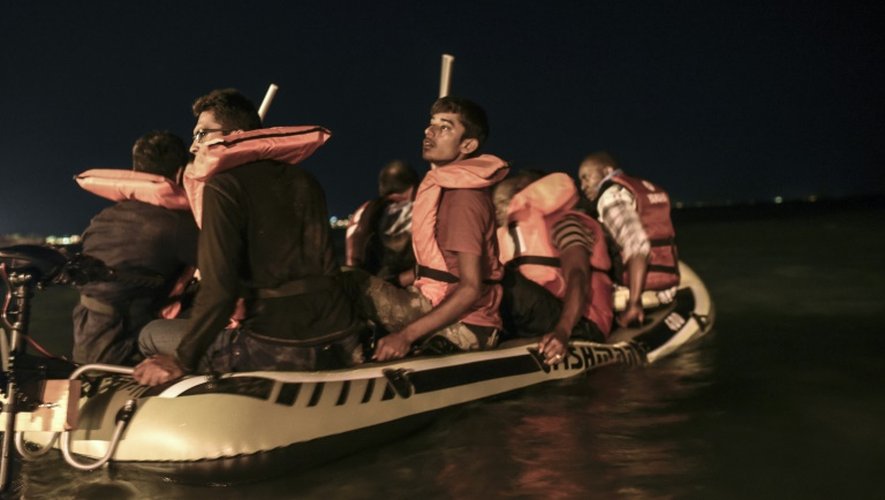 Des réfugiés s'apprêtent le 20 août 2015 à quitter une plage de Bodrum, en Turquie pour rejoindre l'île grecque de Kos