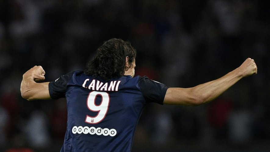 L'attaquant uruguayen du PSG Edinson Cavani célèbre l'un de ses deux buts marqués lors du match de Ligue 1 entre son club et Bordeaux, le 11 septembre 2015 à Paris, au Parc des Princes