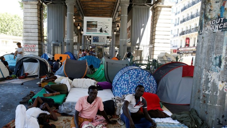 Des migrants dans le campement improvisé sous la station de métro Jaurès à Paris le 19 juillet 2016