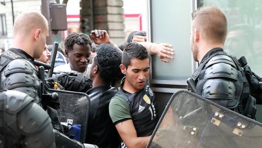 Des migrants sont évacués de leur campement sous la station de métro Jaurès à Paris par les forces de l'ordre, le 22 juillet 2016