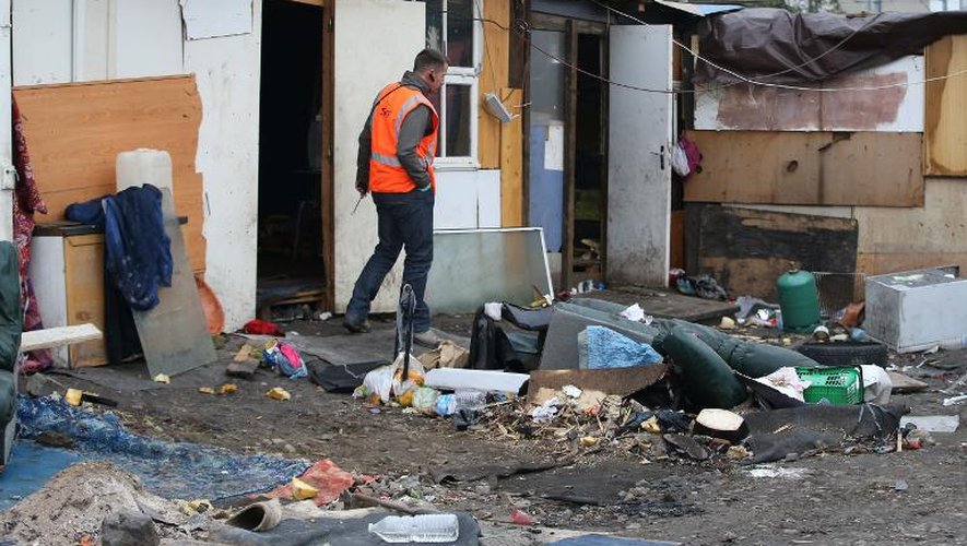 Un employé de la SNCF dans le bidonville de Roms à Saint-Ouen, évacué le 27 novembre 2013 par la police